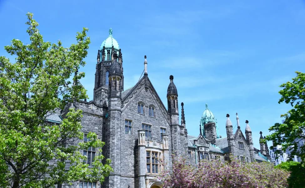 Канада пересматривает перечень программ обучения, дающих право на рабочую визу после окончания учебы: что изменилось и как это повлияет на иностранных студентов